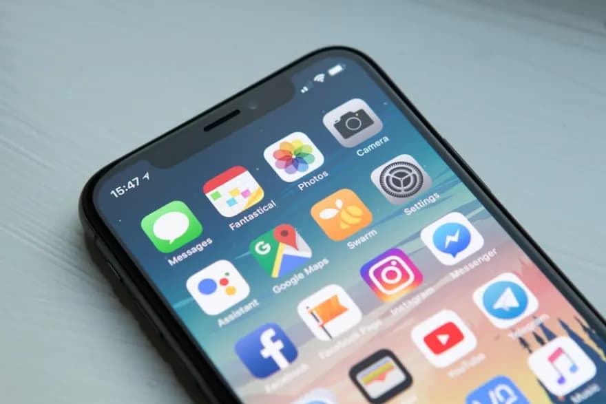 Smartphone mit App-Symbolen auf dem Startbildschirm – App-Entwicklung in Düsseldorf